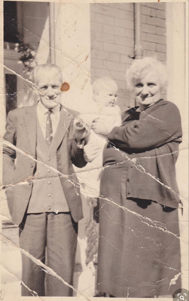 Retrato vintage de abuela traído a la vida con herramienta de animación de fotos por IA